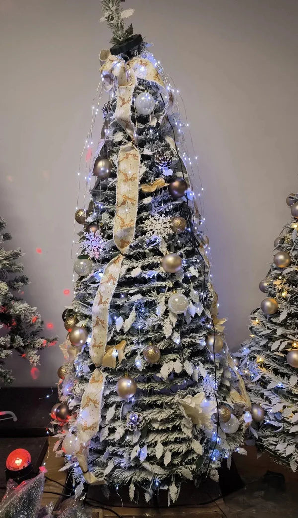 Brzo sklopiva jelka sa ukrasima i lampicama